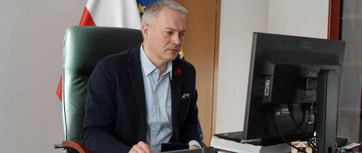 Wiceminister Jacek Żalek przed monitorem komputera
